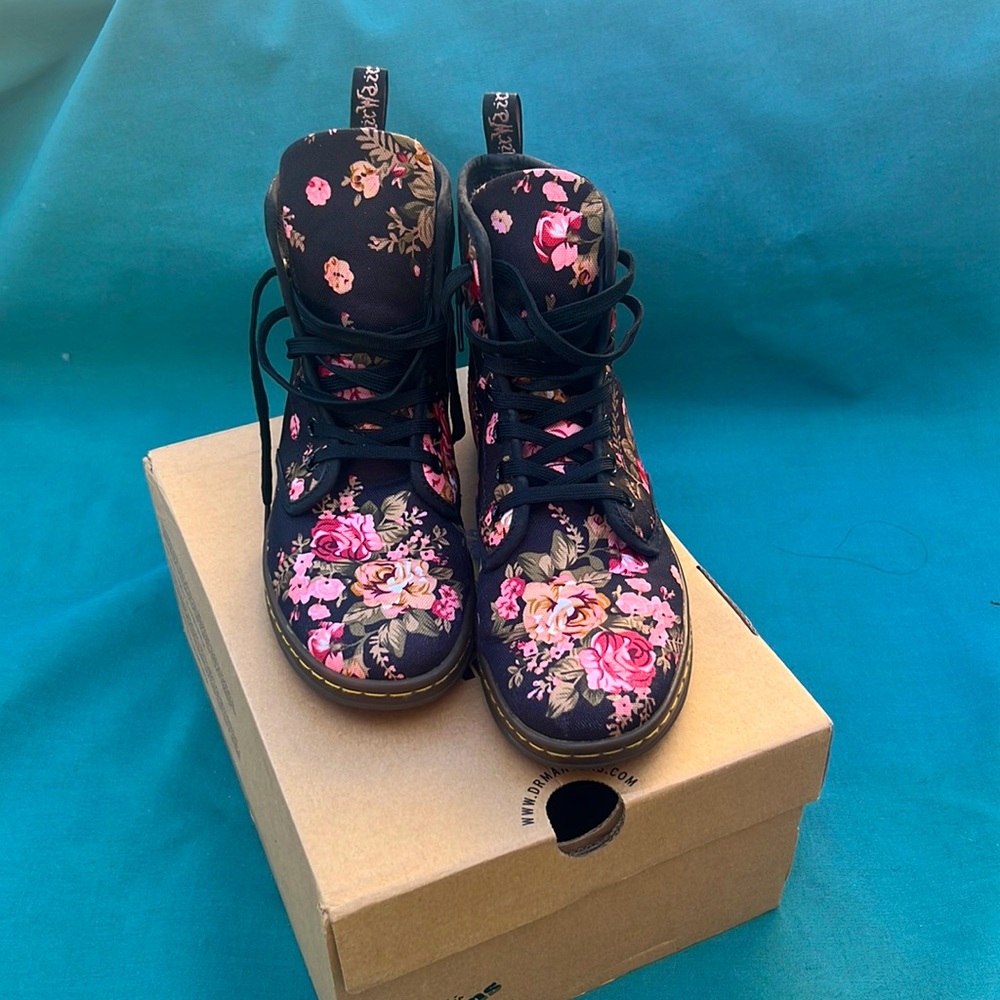 Dr. Martens Airwair. floral print. size 8